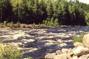 Der Wildwasserfluss am Ausgang des Stausees